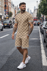 Conjunto cool letter bege camel — street style Londres | Aveluze
