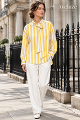Blusa listrada amarelo e branco com laço lateral — editorial britânico | Aveluze