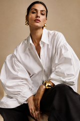 Camisa Branca Oversized Fashion Editorial — Aveluze