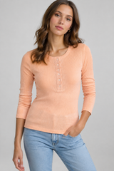 T-shirt Canelada Apricot Modelo — Aveluze